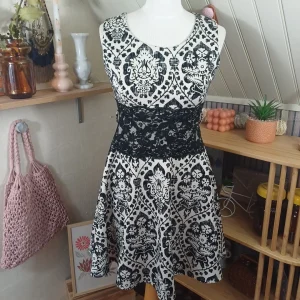 Robe blanche et noire, taille XS
